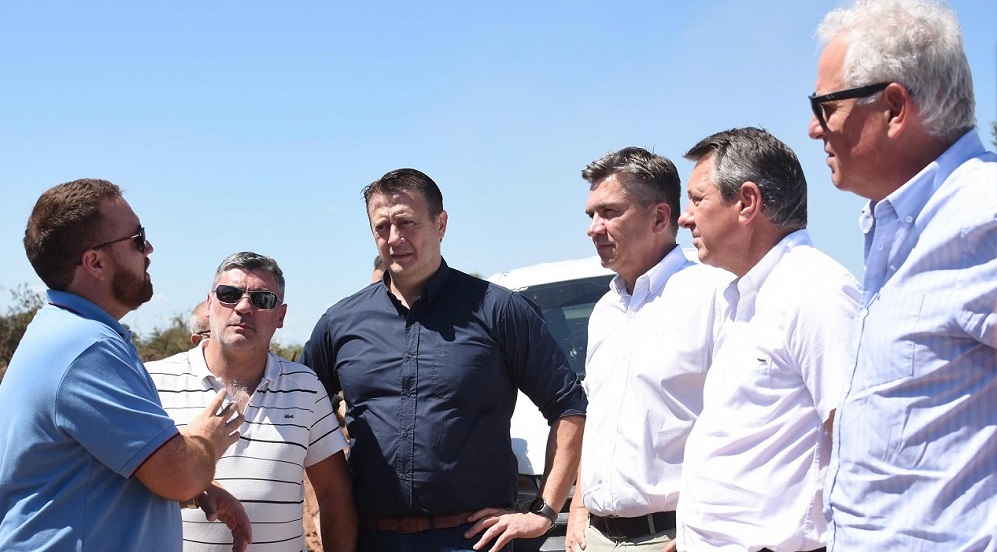 CHARATA: EL GOBERNADOR CONSTATÓ LAS OBRAS DE MANTENIMIENTO Y LIMPIEZA DE UN CANAL DE AGUA