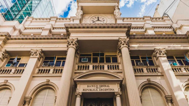 Las empresas de consultoría han ajustado a la baja sus proyecciones para la inflación anual, con una expectativa actual del 189%.
