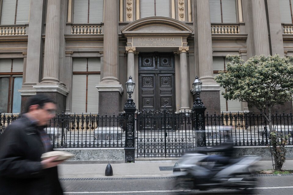 El proceso de reducir el valor de los activos en pesos de los ahorradores sigue en marcha.