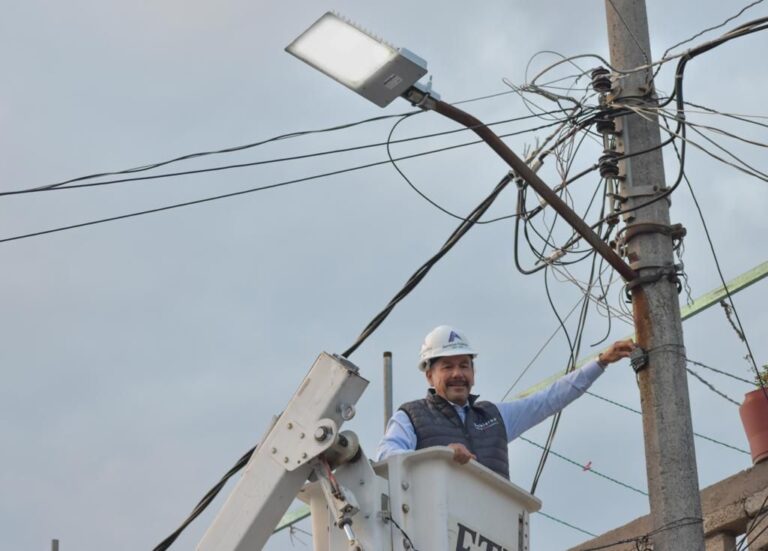 La mejora del alumbrado público en la zona norte de Resistencia sigue avanzando con éxito.