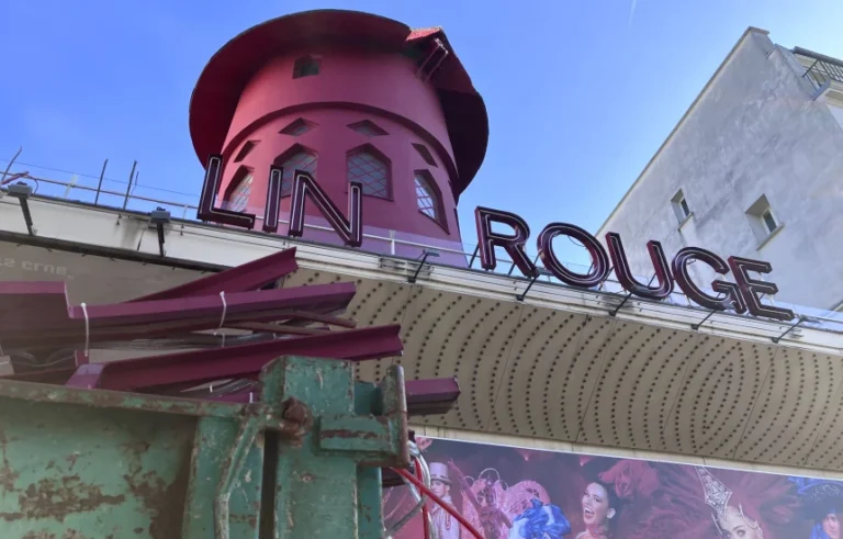 Durante la noche se desplomaron las aspas del emblematico Moulin Rouge de París, se reportaron varios heridos