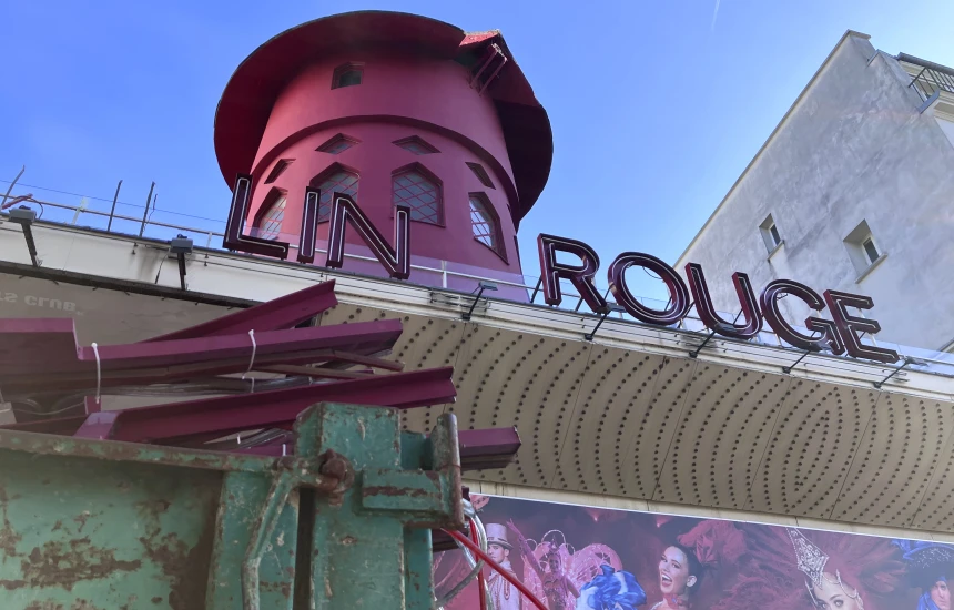 Durante la noche se desplomaron las aspas del emblematico Moulin Rouge de París, se reportaron varios heridos