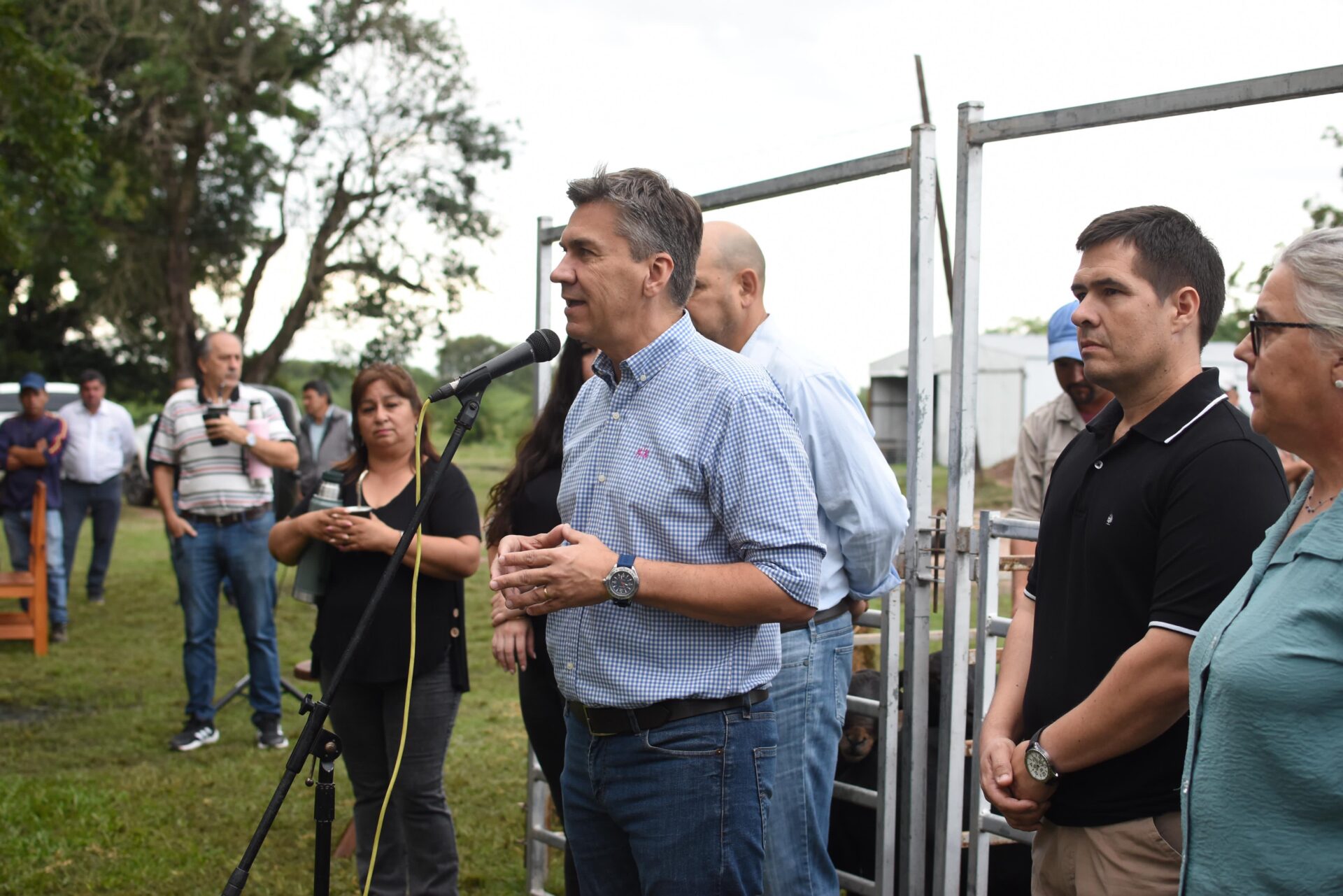 Leandro Zdero, el gobernador, en Makallé, proporcionó reproductores ovinos y caprinos a  productores chaqueños