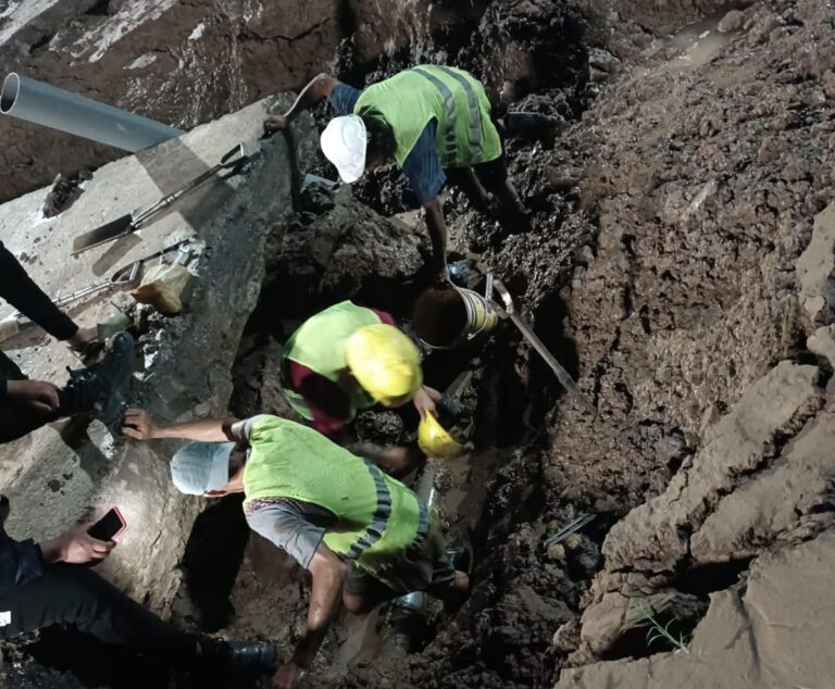 SAMEEP REPARÓ CAÑERÍA EN AV. PARAGUAY Y VÉLEZ SARSFIELD