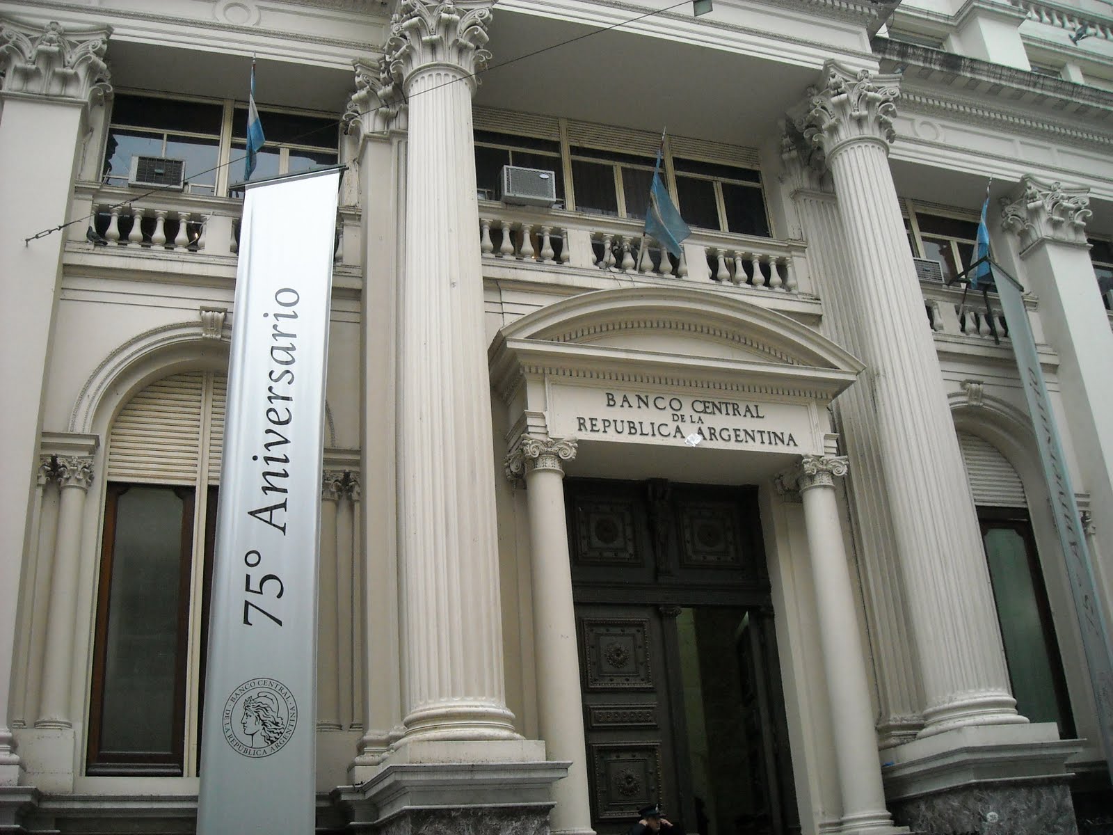 Banco Central está considerando la posibilidad de abrir la suscripción en las próximas licitaciones para empresas