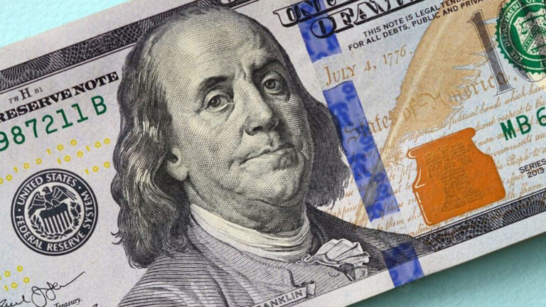 El dólar blue hoy, martes 23 de abril, cotiza a $1015 para la compra y $1035 para la venta
