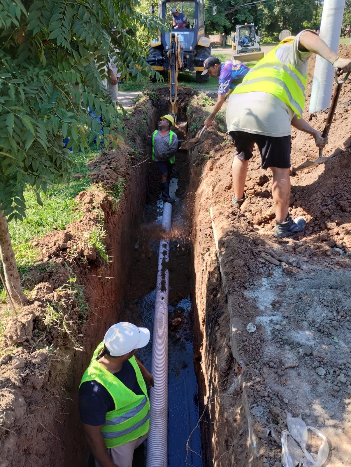 LA LEONESA: SAMEEP EJECUTA TRABAJOS DE SANEAMIENTO Y REPOSICIÓN DE CAÑERÍAS CLOACALES