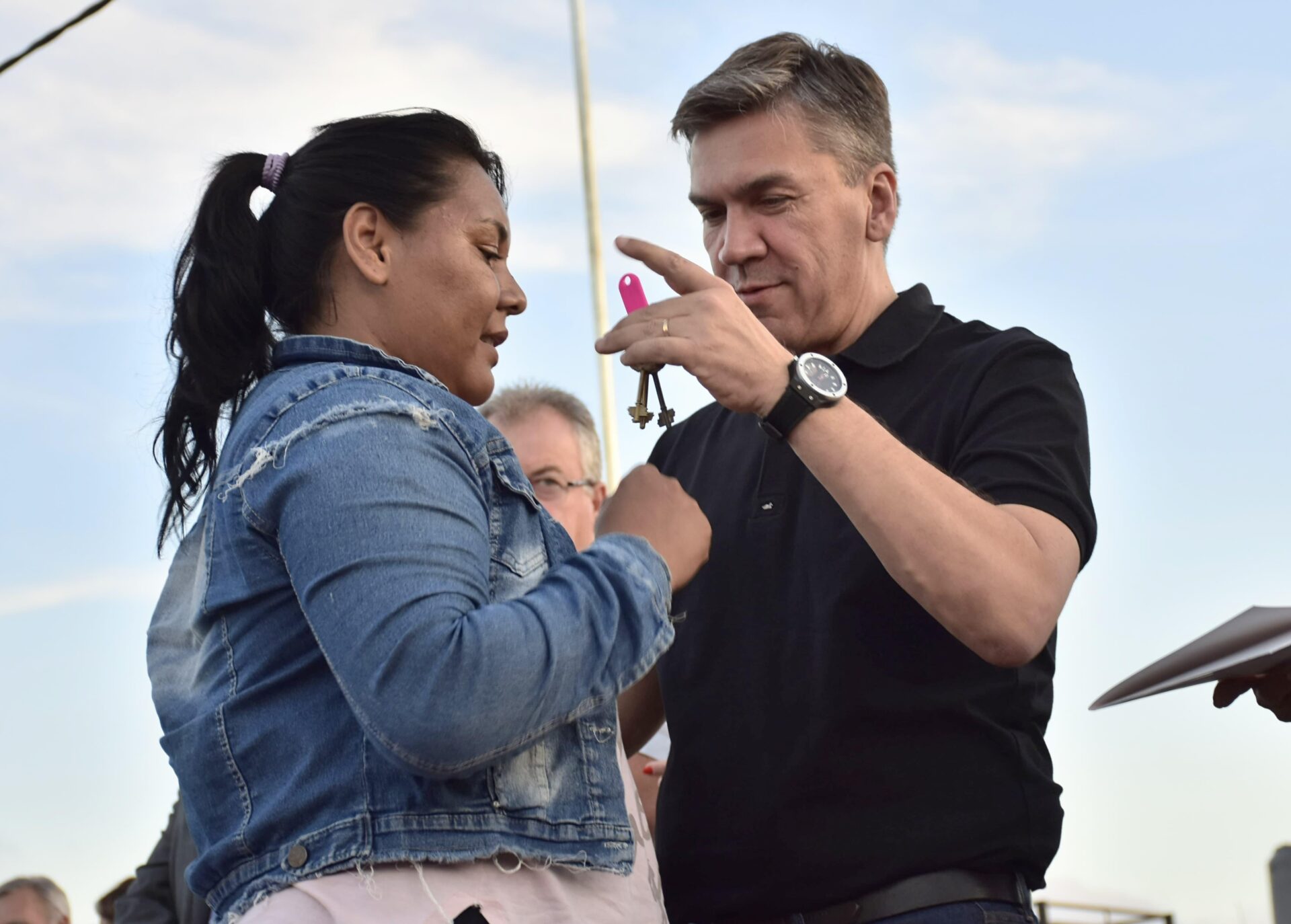 El gobernador Leandro Zdero hizo entrega el jueves por la tarde de 100 viviendas a familias del barrio Chacra 32, en Juan José Castelli.