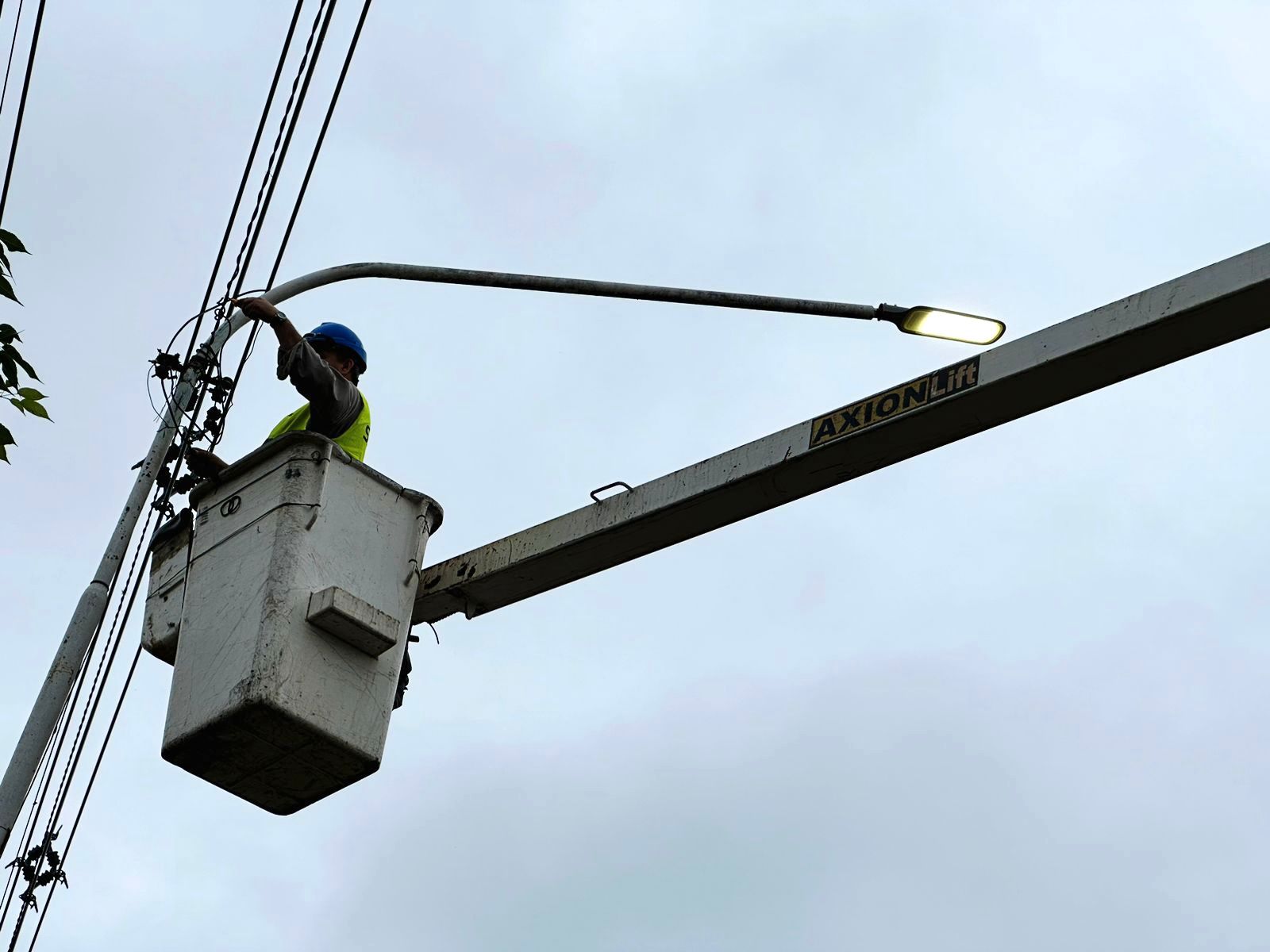Secheep avanza con determinación en el proyecto de restauración del alumbrado público de Resistencia.