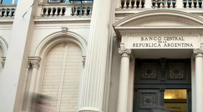 El BCRA revocará la medida que permitía a los turistas abrir cuentas bimonetarias en el país.