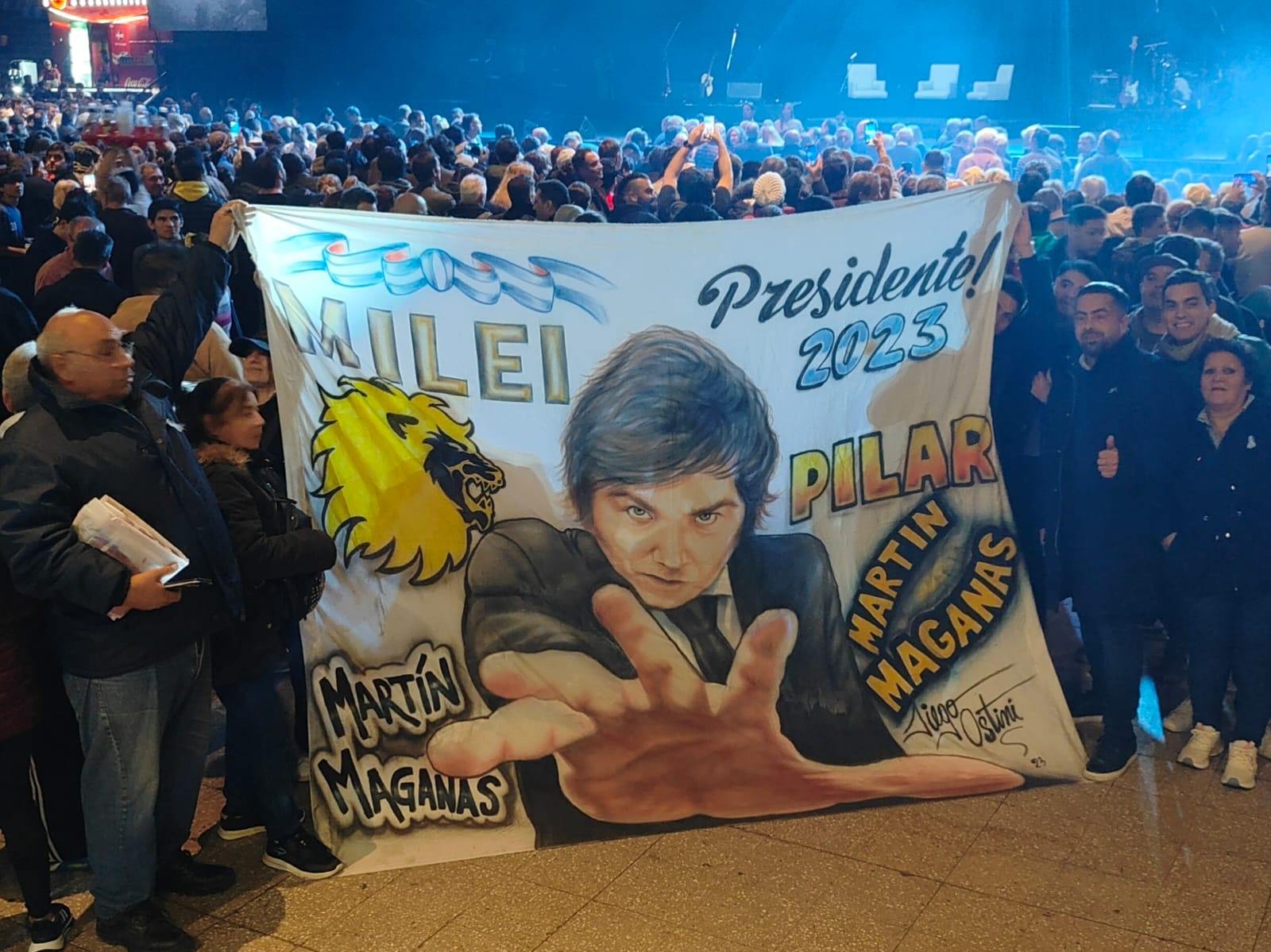 Merchandising, afiliaciones y arengas al ritmo del rock libertario: el “recital” de Milei desde adentro