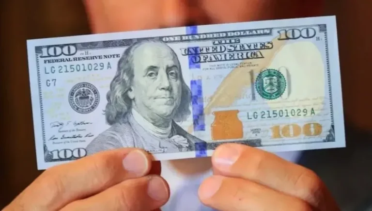El dólar blue sube en Argentina, atrayendo a turistas uruguayos