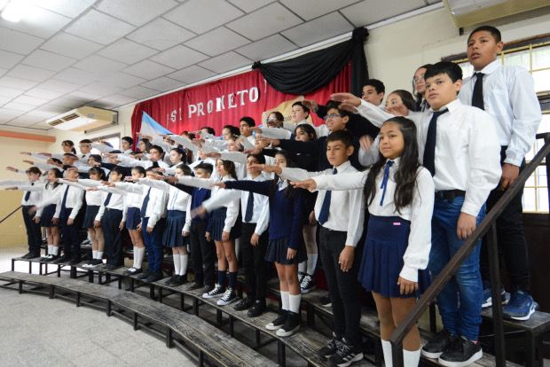 Estudiantes de Educación Secundaria y Educación Técnica de la provincia del Chaco prometen lealtad a las constituciones Nacional y Provincial en sus respectivos centros educativos.