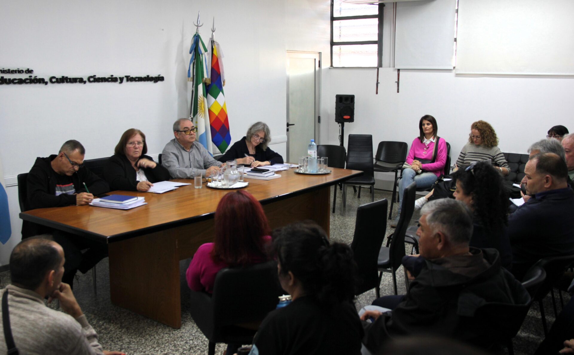 Las autoridades del Ministerio de Educación, Cultura junto con los representantes sindicales reunieron para discutir estabilidad laboral docente.