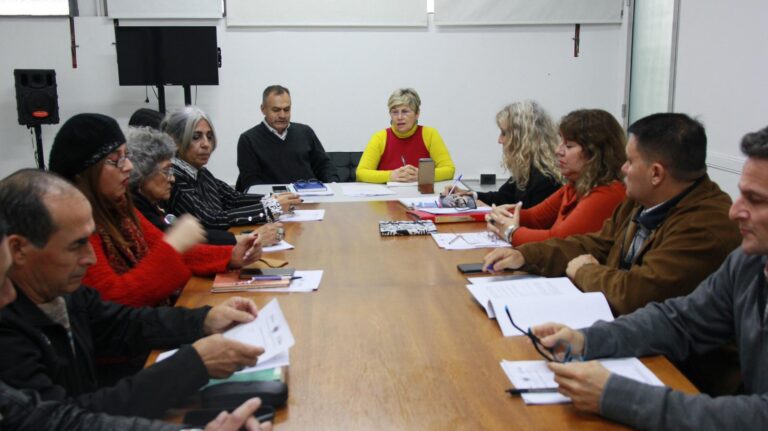 La ministra Naidenoff acompañó el inicio de la primera sesión del Consejo de Educación de la provincia