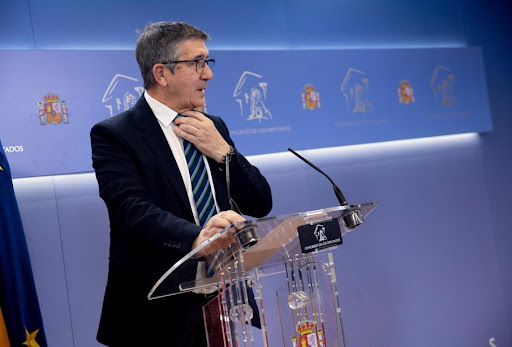 El incómodo momento del vocero de Pedro Sánchez cuando le preguntaron por qué España no le pide perdón a Milei