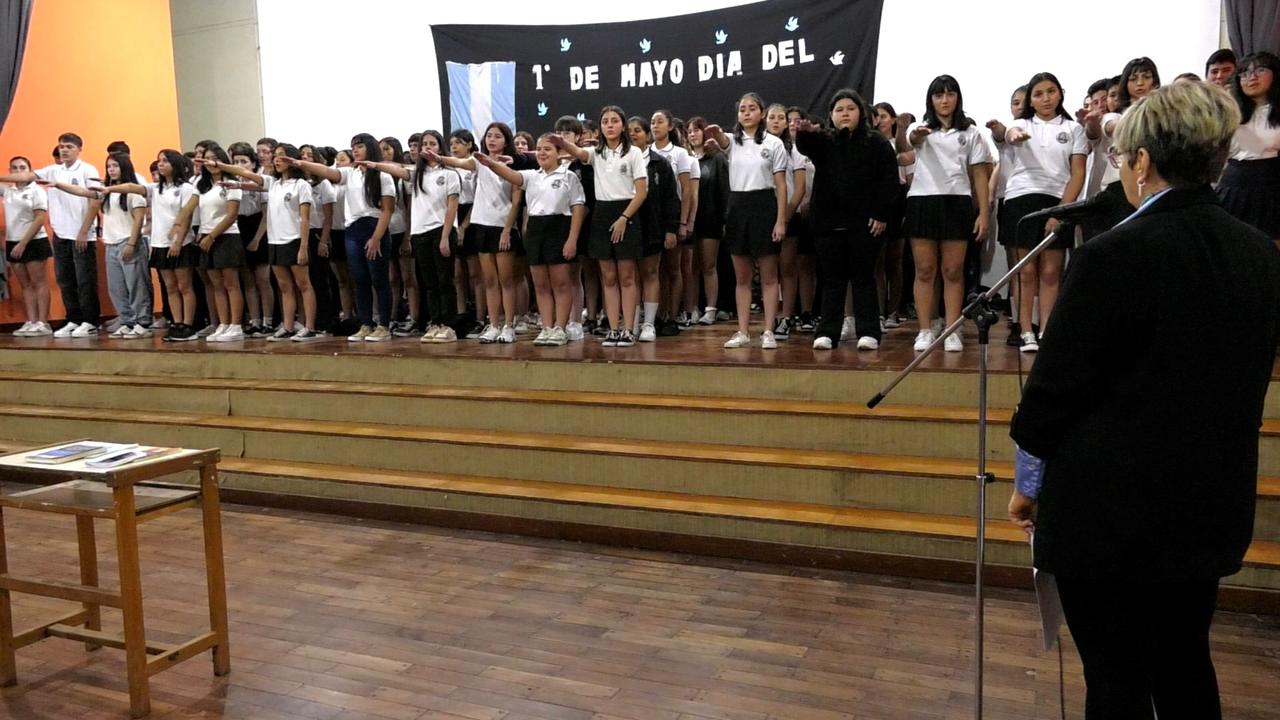 Estudiantes de tercer año de instituciones de Educación Secundaria y Educación Técnica prometieron lealtad a las constituciones Nacional y Provincial.
