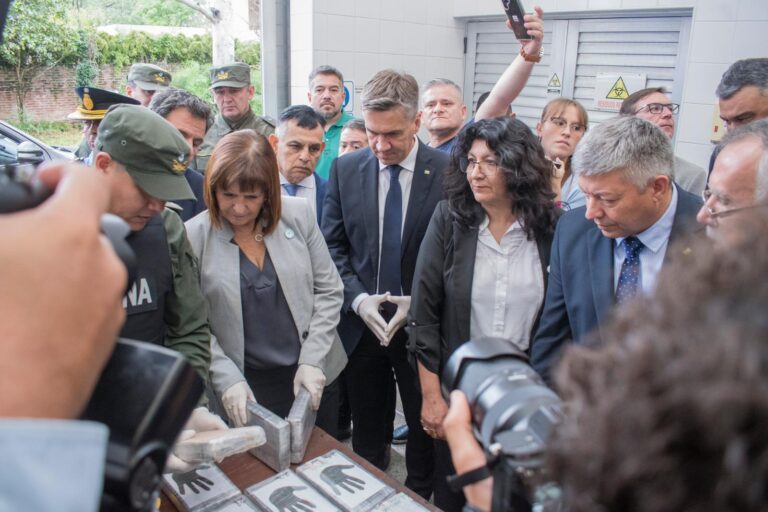 El mandatario provincial y la titular del Ministerio de Seguridad de la Nación estuvieron presentes en la destrucción de narcóticos.
