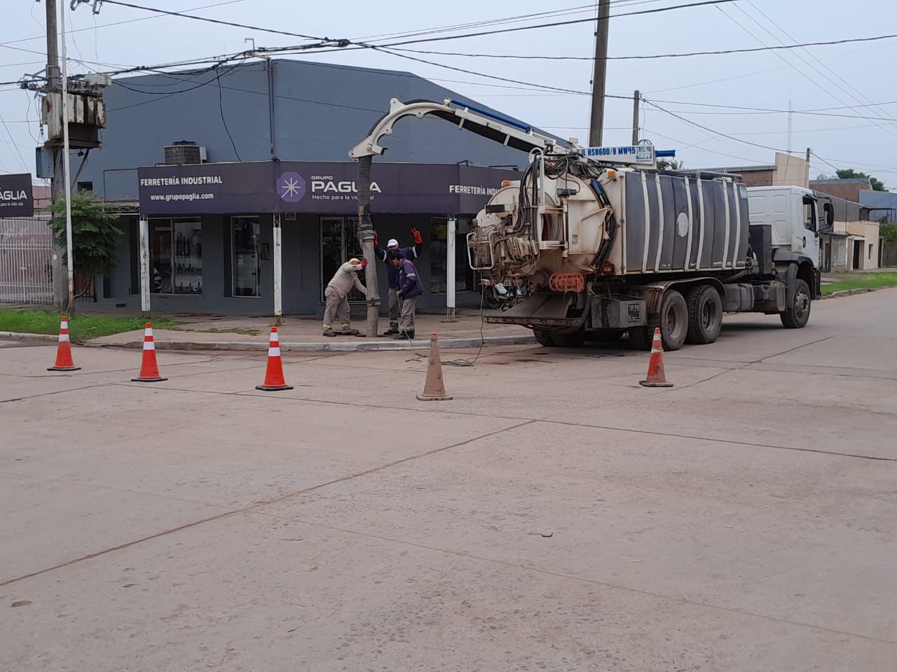 CASTELLI: SAMEEP REALIZÓ TRABAJOS DE LIMPIEZA Y MANTENIMIENTO DE LA RED CLOACAL