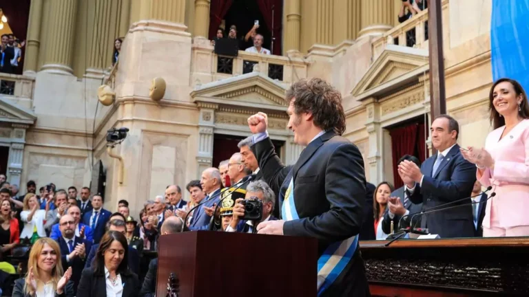 Seis meses de gestión ultra de Milei: estrategia deliberada, confrontación cultural y confusión en la oposición