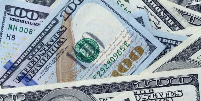 El dólar blue tuvo un comienzo alcista esta semana, cerrando el lunes a un valor más alto.