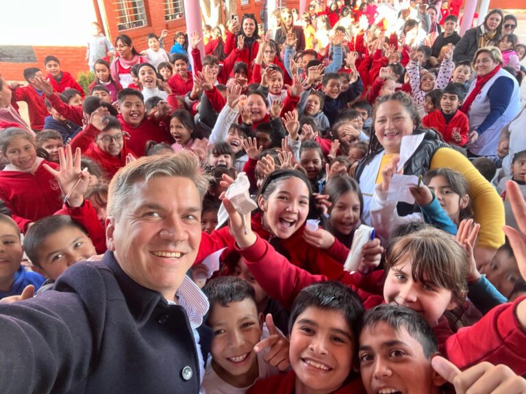 Villa Ángela: El Gobernador Entregó un Vehículo al Programa “Eco-Equipo” para la Articulación de Trabajos en las Escuelas