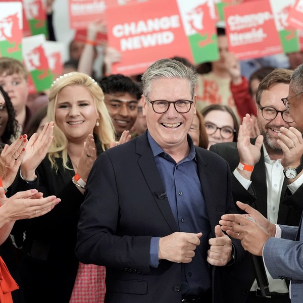 Aplastante victoria de laboristas en elecciones británicas