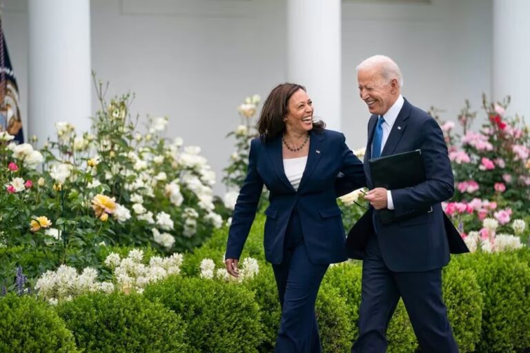 Kamala Harris Alcanzó el Apoyo Necesario para Garantizar su Nominación en el Partido Demócrata
