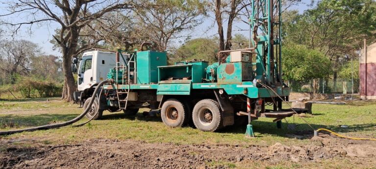 SAMEEP: Camión Perforador Recuperado Realiza Trabajos en la Escuela 45 de El Palmar