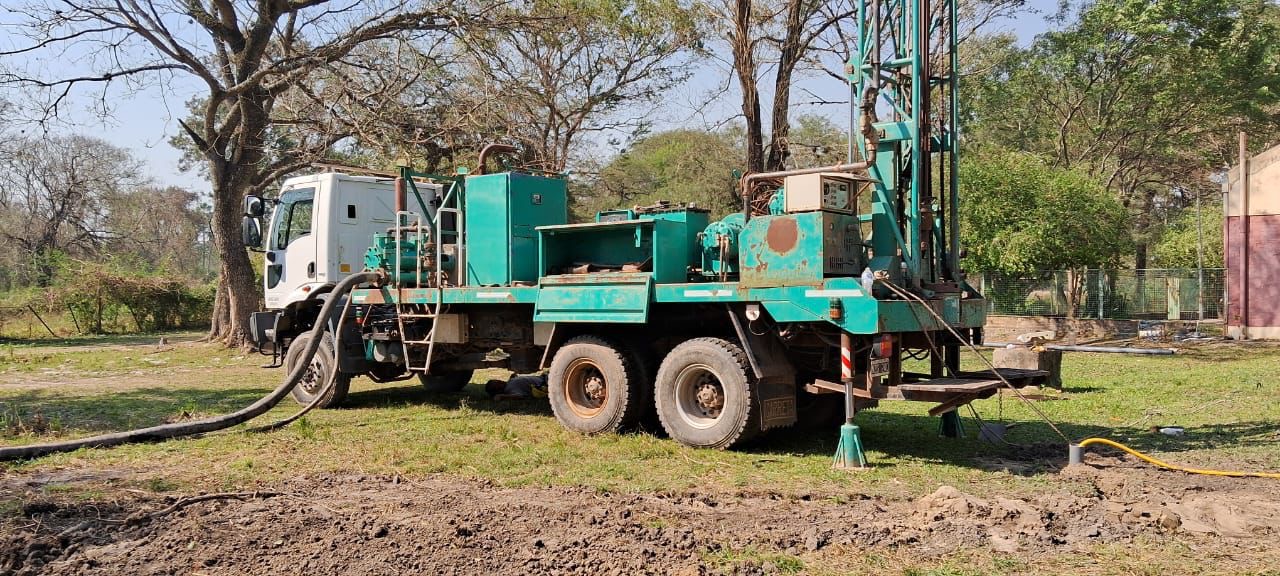 SAMEEP: Camión Perforador Recuperado Realiza Trabajos en la Escuela 45 de El Palmar