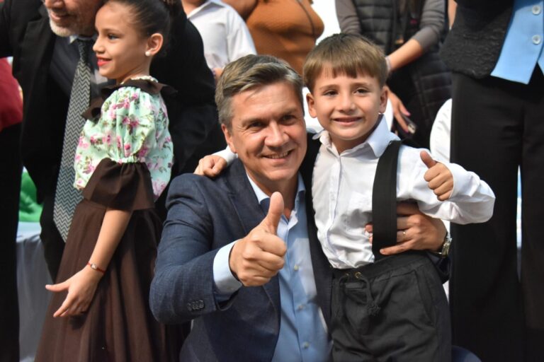 136º Aniversario de Puerto Tirol: El Gobernador Zdero Celebró Junto a la Comunidad con la Inauguración de Pavimento y Entrega de Títulos de Propiedad