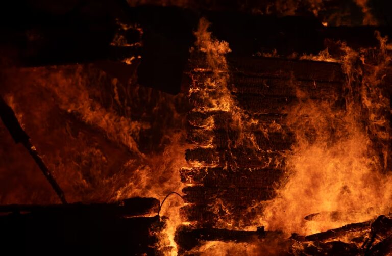 Grecia: Incendio Devastador en Atenas Deja un Saldo Trágico de 1 Muerto, 71 Heridos y 50 Mil Evacuados