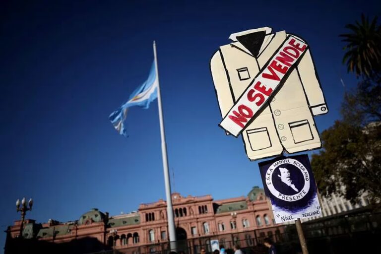 Paro Universitario en Argentina: Docentes Reclaman Contra el Ajuste de Milei