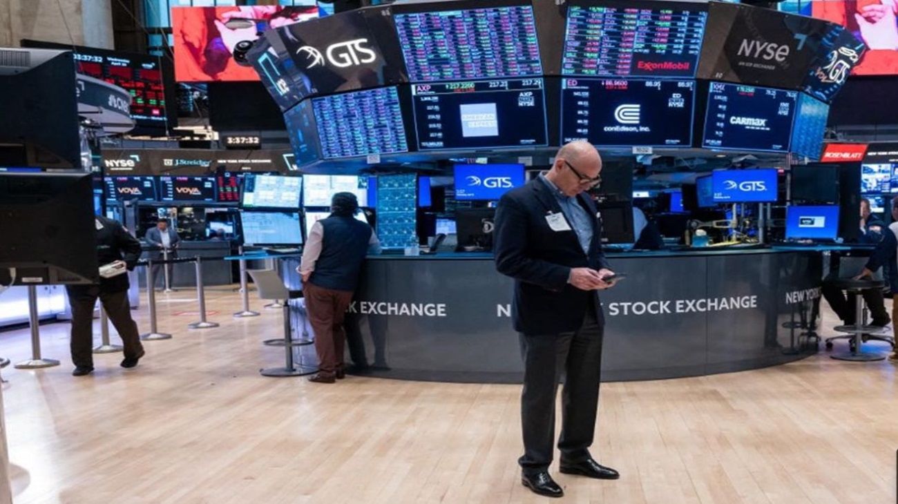 El riesgo país de Argentina cae por debajo de los 1300 puntos impulsado por el alza de bonos soberanos