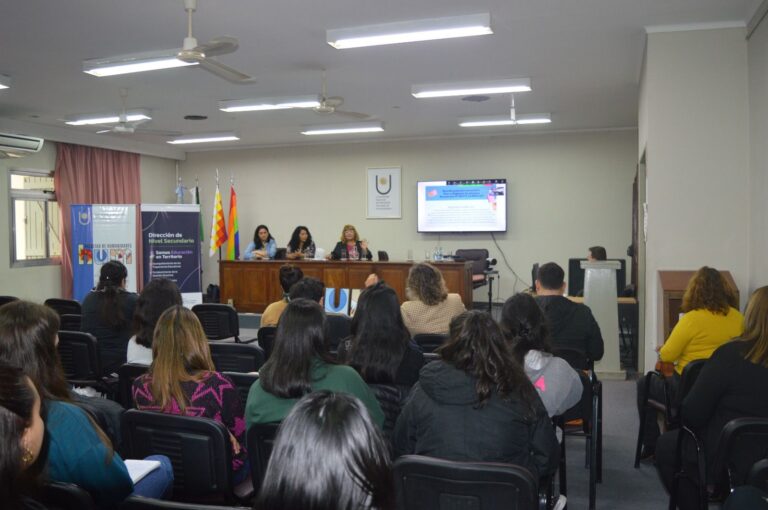 Futuros docentes analizaron los desafíos y políticas educativas del Nivel Secundario en Chaco