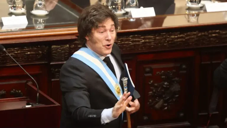 Histórico desplome del rating durante la presentación del Presupuesto 2025 por Milei