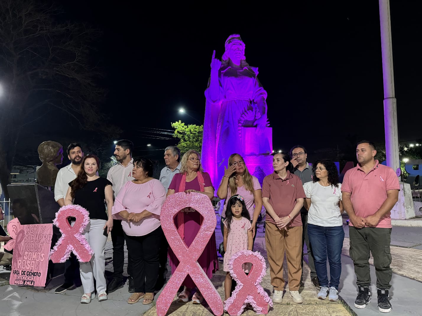 La estatua de Villa Monona se tiñe de rosa para concientizar sobre el cáncer de mama