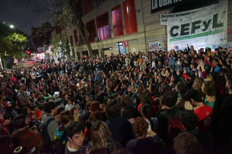 Estudiantes de Filosofía y Psicología de la UBA toman facultades en rechazo al veto a la Ley de Financiamiento Universitario