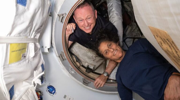 La tripulación de la octava misión de la NASA regresa a la Tierra tras siete meses en el espacio
