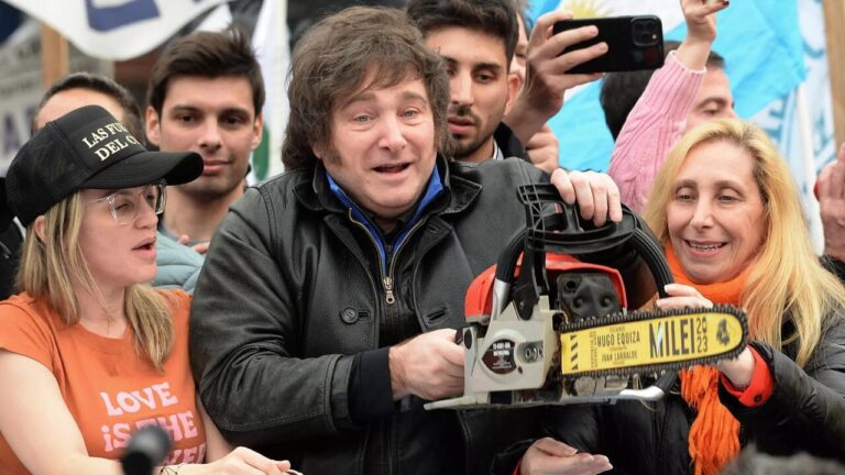 Javier Milei reafirma su política de “motosierra” y respalda a las fuerzas de seguridad