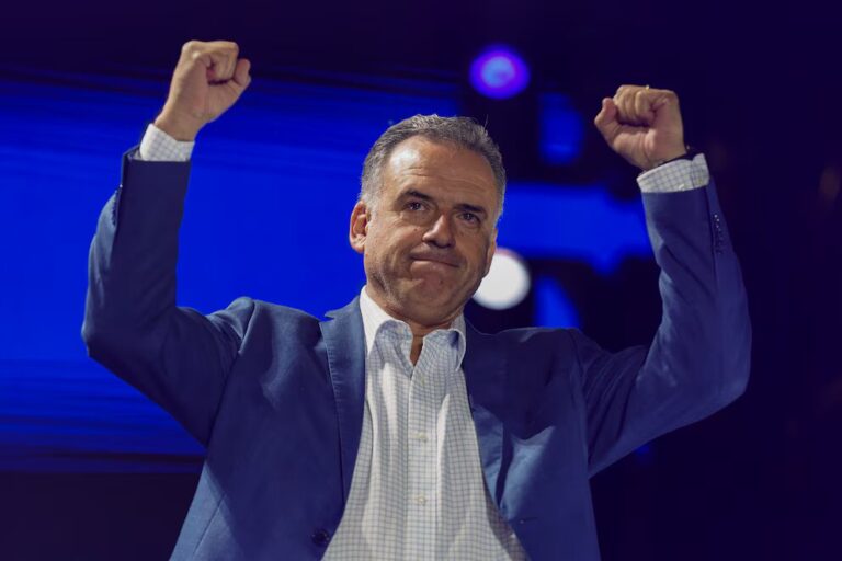 Yamandú Orsi será el nuevo presidente de Uruguay tras el triunfo del Frente Amplio