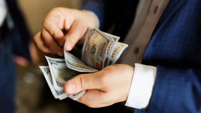 El dólar blue frena su caída y la brecha con el oficial marca un mínimo en la era de Javier Milei