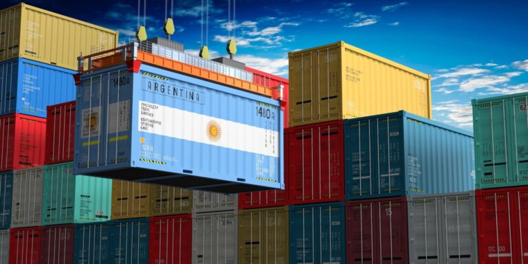 Argentina logra superávit comercial y avanza hacia un récord histórico