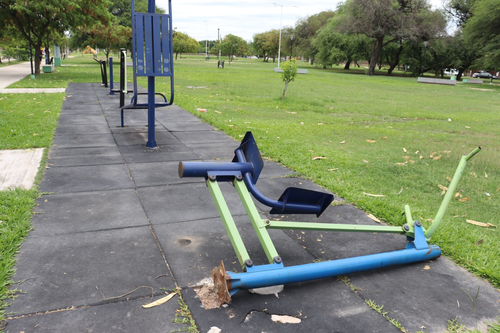 RESISTENCIA: LAMENTABLE DESTRUCCIÓN Y VANDALISMO EN LA PLAZA DE VILLA MARÍN