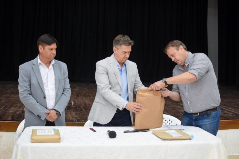 Quitilipi: El gobernador Zdero encabezó la apertura de sobres para la repavimentación de accesos a la ciudad