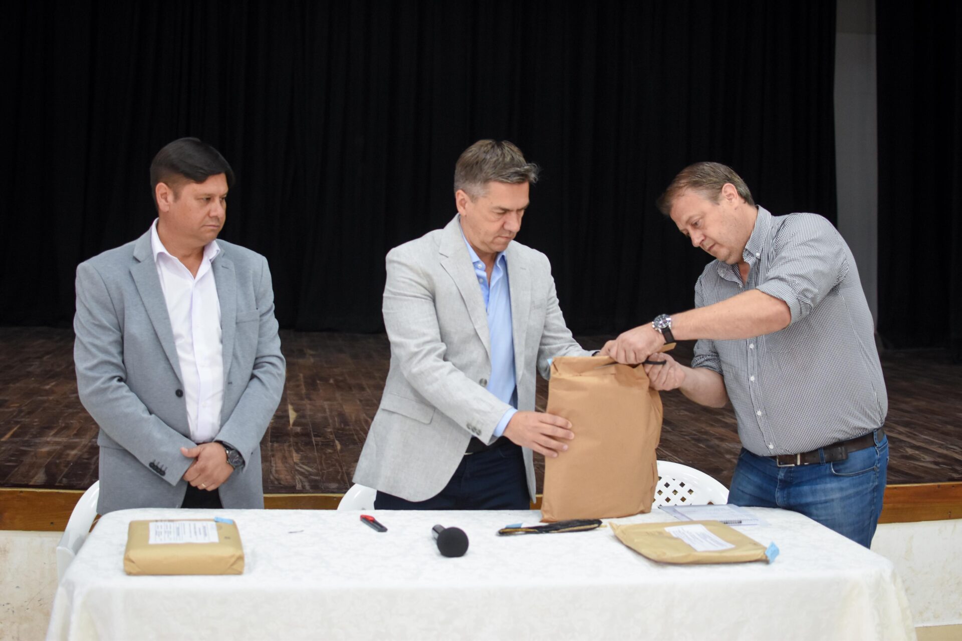 Quitilipi: El gobernador Zdero encabezó la apertura de sobres para la repavimentación de accesos a la ciudad