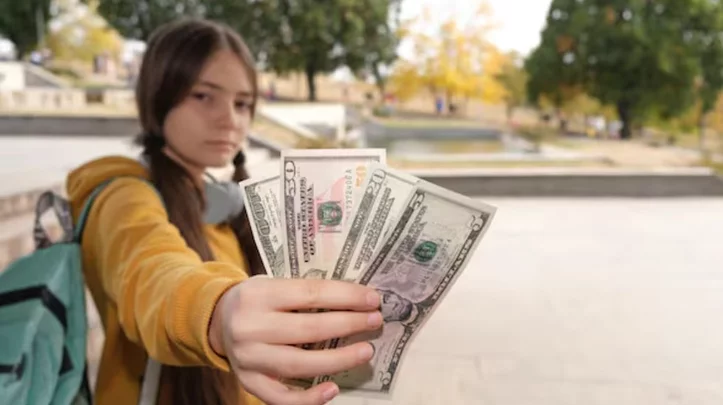 Adolescentes podrán abrir cuentas bancarias en dólares sin autorización parental