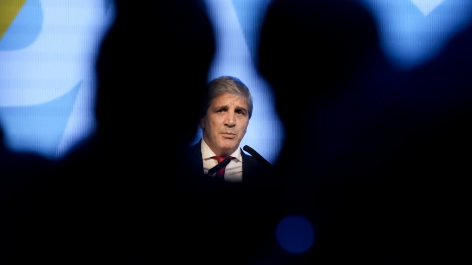 Luis Caputo toma control total de los puertos en un movimiento estratégico