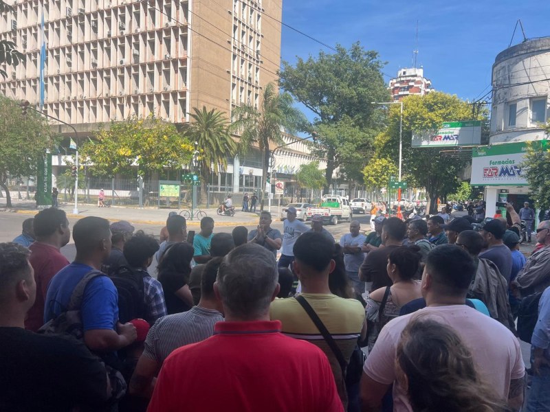 Trabajadores estatales protestan por la no renovación de contratos y becas en distintas dependencias