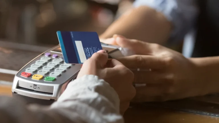 Pagos en dólares con tarjeta de débito: el Banco Central oficializó una nueva modalidad